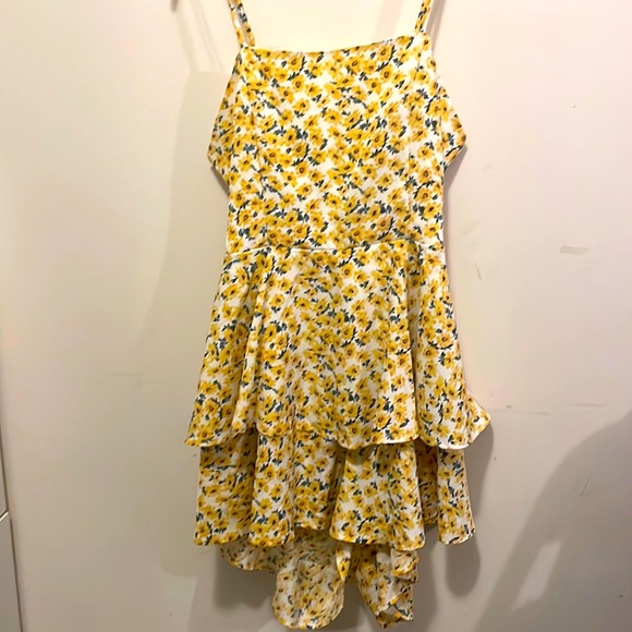 Adorable, floral Romper with ruffled skirt - Picture 1 of 3